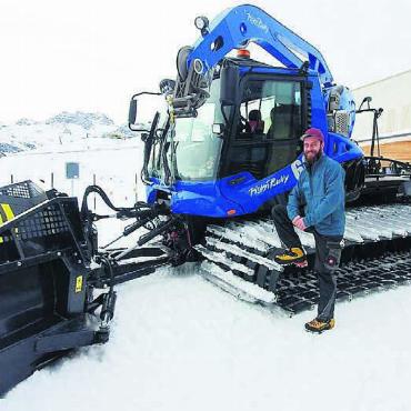 Bis morgens um 4 auf der Piste - Oliver Forster mit einem Pistenfahrzeug in der Bergwelt von Arosa. Bilder: zg