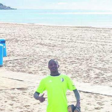 Gegen den Barca-Schreck - Meer im Hintergrund, Fussball im Vordergrund für Seydou Ouedraogo. Bilder: zg