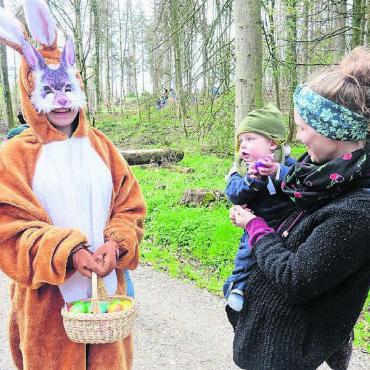 Mit dem Osterhasen auf Eiersuche - Der 15 Monate alte Mio sieht zum ersten Mal in seinem Leben den Osterhasen.