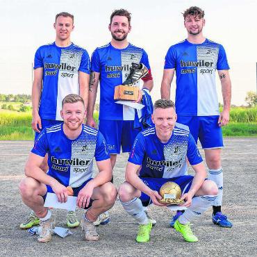 Ende einer Ära - Sie werden alle nicht mehr für die erste Mannschaft des FC Sarmenstorf spielen (hinten von Links): Michael Rupp, Markus Wyss, Fabio Huber. Vorne: Fabian Burkard, Alain Schultz. Es fehlt: Michael Stutz. Bild: Köbi Wyss