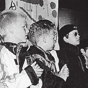 Spass, Freude und menschliche Nähe - In Wohlen untermalt die Primarschulklasse von Sigi Hartmann die Einweihung des Spiel- und Begegnungsplatz Bleichi musikalisch. Bild: Archiv
