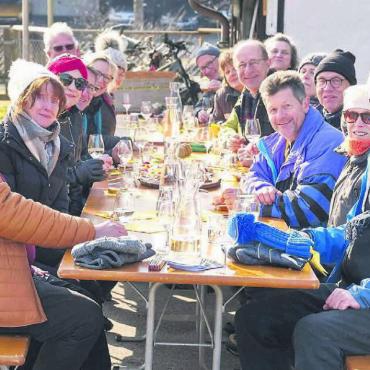 Vom Rebschnitt bis ins Glas - Die Rebjahrgruppe der Weinfreunde Freiamt während einer Arbeitspause. Bilder: zg