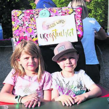 Die Marktstrasse wird zum Event - Spontan wird nicht der schönste Stuhl prämiert. Josef Villiger erklärt kurzerhand jeden Stuhl zum Gewinner.