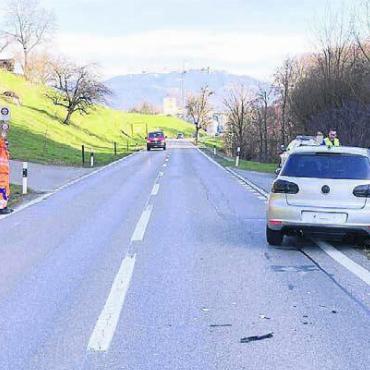 Aus dem Staub gemacht - Der dritte am Auffahrunfall Beteiligte fuhr in Richtung Sins weiter. Bild: pz