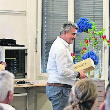 Keine Angst vor Entwicklung - Stefan Schimon bedankt sich bei seinen langjährigsten Mitarbeitenden: Eric Thiriot (links) und Tobias Siebold (rechts).