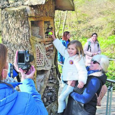 Gelungene Premiere - Und noch schnell ein Schnappschuss für die Hauszeitung der Oberen Mühle: Das erstmals durchgeführte Eiersuchen war ein voller Erfolg. Gross und Klein zeigte sich zufrieden.