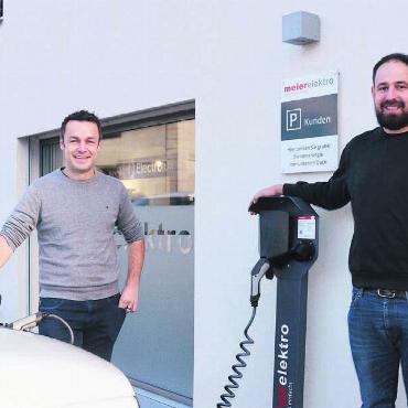 Solarpreis - Geschäftsführer Kurt Meier (links) und Stephan Meier sind stolz auf den Solarpreis, von dem sie Teil davon sind. Nachhaltigkeit ist dem Geschäftsführer der meierelektro AG wichtig. Er setzt auch auf Elektroautos. Bild: Sabrina Salm