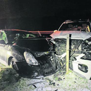 Zusammenstoss auf schneebedeckter Strasse - Beide Fahrzeuglenker mussten nach dem Zusammenstoss in Spitalpflege gebracht werden. Bild: pz