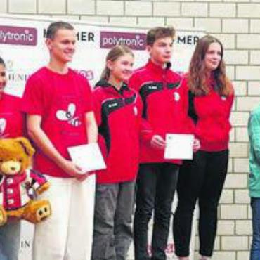 Zweimal ganz zuoberst - Die Murianer lachen von zuoberst auf dem Podest. Die U17-Gruppe mit Tina Risi, Dominik Koch und Bigna Braig (von links). Bild: zg