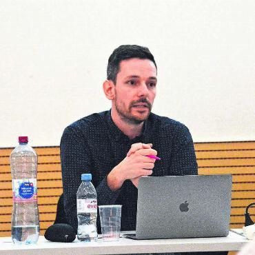 Von Pionieren und Verlusten - Raumplaner Giovanni Di Carlo erzählt Aktuelles aus der regionalen Entwicklungsstrategie. Bild: Celeste Blanc