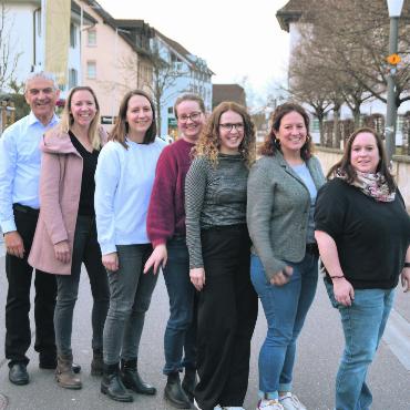 Zeigen, wie es sein könnte - Das siebenköpfige OK der «Usestuehlete», von links: Josef Villiger, Steffi Stutz, Valérie Weibel, Lea Küng, Muriel Käppeli, Myrta Strebel und Steffi Haller. Bild: Annemarie Keusch