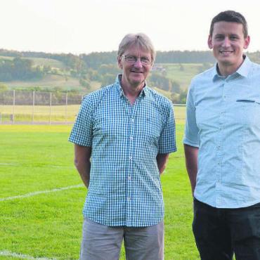 Wichtiger Entscheid fürs Dorf - Michael Zehn, Co-Leiter der Fussballschule Waltenschwil (links), und Gemeinderat Pascal Vontobel sind überzeugt von der Sanierungsvariante des Sportplatzes. Bild: Annemarie Keusch