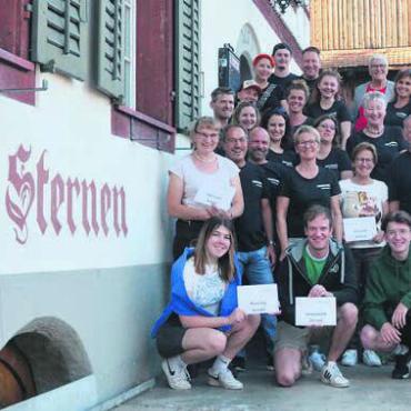 Schluss mit den Puppen - Kollektive Freude: die Mitglieder des Oldie-Teams Boswil, die Vertreterinnen und Vertreter der beschenkten Vereine und Dasuri Kista, «Sternen»-Besitzer (blaues Hemd) freuen sich über die gelungene Fasnacht mit «Oldies im Wunderland». Bild: Annemarie Keusch