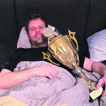 Pokal im Bett, Dorf steht kopf - In den frühen Morgenstunden gingen die Fi-Gö-Akteure ins Bett. Spielertrainer Michel Simmen nahm den Pokal gleich mit ins gefederte Nest. Bilder: awa/zg