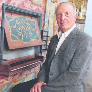 Musik, die zu Herzen geht - Egon Schwarb an der Evangelienorgel der Klosterkirche Muri. Bild: zg