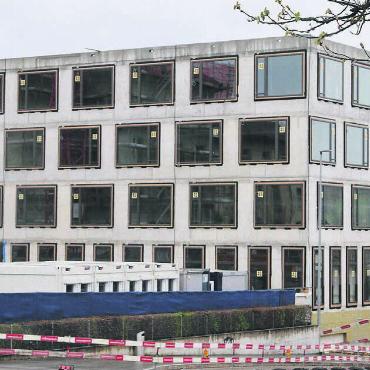 Nachholbedarf weiterhin riesig - Die Bildungsinfrastrukturen sind die dominanten Baustellen, die im neuen Finanzplan am meisten Platz einnehmen. Im Bild das neue Primarschulhaus Halde. Dort geht es vorwärts, das Baugerüst konnte erst kürzlich entfernt werden. Bild: Daniel Marti