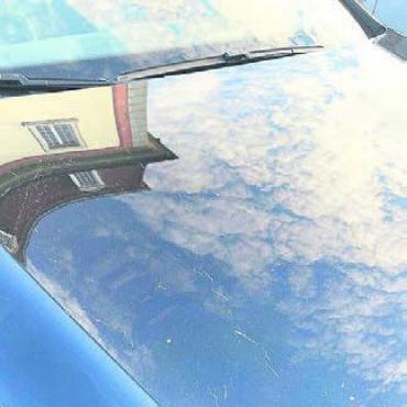 Fahrzeugbeschädigungen auf dem Parkplatz Widmen - Mit Steinen wurden bereits öfters parkierte Autos verkratzt. Bild: pz