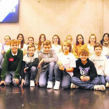 Höhepunkt des Abenteuers - Ein Erlebnis, das verbindet: Die ehemaligen Schulkameraden aus Primarzeiten freuen sich auf den grossen Auftritt. Begleitet dabei wurden sie von Lehrerin Sina Haas (rechts hinten) und ihrer Mutter Doris Haas (links hinten).