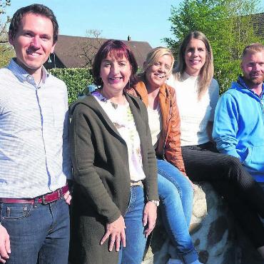 Ein Fest für das ganze Dorf - Das fünfköpfige OK-Team freut sich auf das «Brunnenfäscht», von links: Lorenz Staubli, Doris Haas, Katja Odermatt, Julia Huber und Florian Kämpf hoffen jetzt, dass das Wetter beim Fest mitspielt. Bild: Susanne Schild