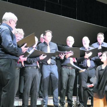 Ohrwürmer und ein entlaufener Muni - «The Wellerman» – Dirigentin Julia Frischknecht taktet den Männerchor auf dem Cajon. Bilder: Richard Gähwiler