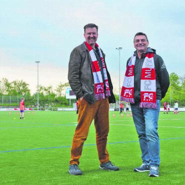 FC und Gemeinde feiern - Die Junioren trainieren auf dem Kunstrasen, Gemeinderat Beat Küng (links) und FC-Muri-Vorstandsmitglied Jimmy Sagri freuen sich auf die offizielle Einweihung. Die Skeptiker rund um den Kunstrasen auf dem Hauptfeld in der Brühl sind mehrheitlich verstummt. Bild: Annemarie Keusch
