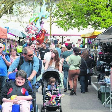 In seiner ganzen Pracht - Es war auch schon gedrängter an den Märkten in Muri – die Stimmung am Maimarkt war aber gut. Bilder: Annemarie Keusch