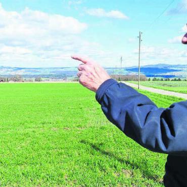 Optimismus in Gas aufgelöst - Von dieser Ecke aus bis weit ins Feld hinein war der Bohrplatz installiert – beim alten Bohrplatz erinnert sich Zeitzeuge Franz Huber noch genau.