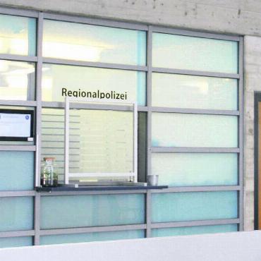 Repol-Anlaufstelle soll bleiben - Auch nach dem Umzug an die Wilstrasse: Der Schalter der Regionalpolizei Wohlen soll definitiv im Gemeindehaus bleiben. Bild: mo