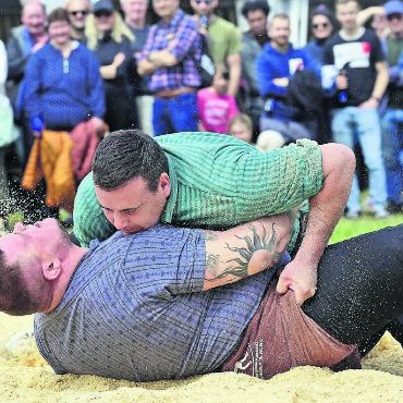 Premiere vollauf geglückt - Einer der Siege auf dem Weg in den Schlussgang. Joel Strebel (oben) bodigt Schwergewicht Patrick Räbmatter. Bild: Alexander Wagner