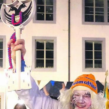 Macht übergeben - Dem Adelburger Schultheiss Simon der Leibhaftige, Simon Waltenspühl, ist die Freude anzusehen. Bild: sus