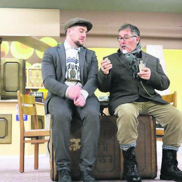 Mehr als nur Theater - Die Proben laufen: Giacomo Florida als Fritz Hagedorn und Rolf Mösch als Preisgewinner Schulze freunden sich an. Bild: ci
