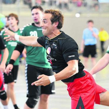 Der fitte Oldie - 2014 traf Marc Leuenberger im Wohlen-Trikot in der Burkertsmatt auf den HC Mutschellen. Am Wochenende wird er mit den Mutschellern seinen Ex-Verein aus Wohlen empfangen. Bilder: Archiv/awa, zg