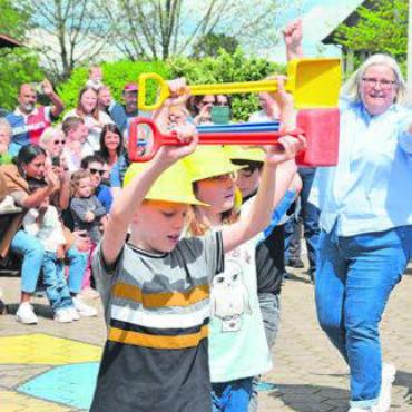 Aristau: Schulhaus eingeweiht - Die Kinder feiern das neue Schulhaus auf ihre Art. Bild: ake