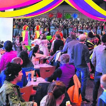 «Buttwil lebt hoch» - In der Turnhalle wird weiter gefeiert. Die «Lindenberggeischter» sorgen für die musikalische Unterhaltung. Bilder: Susanne Schild / zg