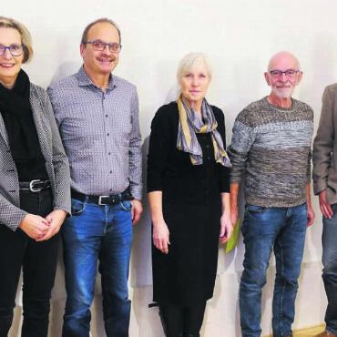 Von 88 auf 200 - Andreas Leuppi, Geschäftsstellenleiter gratuliert Renate Buchser und Hanspeter Frey, Bea und Josef Moser sowie Stefan Oehrli zur Jubiläumsmitgliedschaft (von links). Auch Präsident Stefan Staubli (rechts) ist die Freude anzusehen. Bild: Susanne Schild
