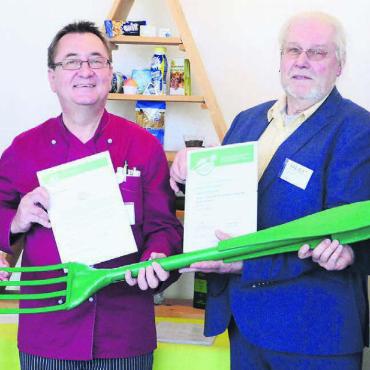 Nur das Beste auf dem Teller - Die erste «Fourchette verte» im Kanton wurde überreicht: Beatrice Meier (Projektkoordinatorin), Markus Weishaupt (Leiter Hotellerie Spital Muri), Heinz Widmer (Leiter VAAS) und Severin Eggenschwiler (Programmleiter Kanton Aargau, von links). Bild: Celeste Blanc