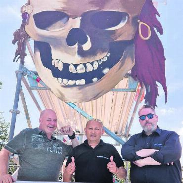 Piratenfete zum 50. Geburtstag - Mit einer rockigen Prise Piraten-Verrücktheit: Chef-Badmeister Roger Marti (l.), Badiwirt Tenzin Baljor (M.) und die Hømzger um Walter Stierli (r.) betreiben die Badi-Insel. Bild: zg