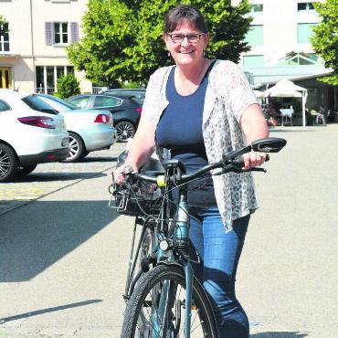 Helfen, den besten Weg zu finden - Ein Bild aus wärmeren Tagen. Aber Vizepräsidentin Milly Stöckli ist auch jetzt oft mit dem Velo unterwegs und kennt darum die Anliegen des Langsamverkehrs in Muri. Sie freut sich, dass bald die Wege ins Zentrum, zum Bahnhof und zu den Schulhäusern dank eines Leitsystems beschildert werden. «Es soll eine Hilfestellung sein und Alternativen aufzeigen.» Bild: Archiv