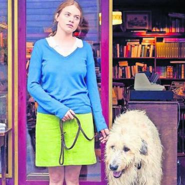 Um Liebe und Freundschaft - Luise (Luna Wedler) in einer Welt voller Käuze und mit vielen Lebensfragen in der Verfilmung des Bestsellers «Was man von hier aus sehen kann». Bild: zg