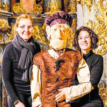 Magie entstehen lassen - Nebst den Klosterführerinnen Kirsty Räber (links) und Brigitte Brun Singer erzählt unter anderem auch Glasmaler Michael aus früheren Zeiten. Bild: Gregor Galliker