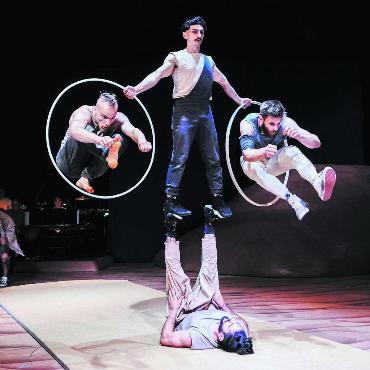 Momente für die Ewigkeit - 5. August: Die Premiere des neuen Programms des Circus Monti begeistert das Publikum, die anschliessende Tournee wird zum Erfolg.