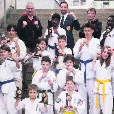 Wohler feiern fünf Kategoriensiege - Wohler Karatekas mit erfreulichen 11 Trophäen am Pilatus-Cup. Vorne v.l.: Yannick Küchler, Finn Schwenkfelder, Sascha Hoffmann, Yannick Schürmann, Nils Hoffmann. Mitte v.l.: Gioele Musaro, Cédric Küchler, Aryan Thayalan, Dimitri Stäger, Gian Baumann, Sophie Bacher, Dylane Ngapout. Hinten v.l.: Coach Raphael Gauch, Schiedsrichter Marcel Unterasinger, Coach Sandro Kuster. Bild: zg
