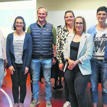 Zwei Jubiläen in der Wichtelburg - Neu zählt der Vorstand des Vereins Kita Wichtelburg neun Mitglieder. Gabi Baumann, Präsidentin Mariza Nietlispach, Jenny Kaufmann, Michael Bleiker, Bea Hosang, Noelle Erb, Eliane Fischer, Tanja Strebel und Rebecca Käppeli (von links) freuen sich auf gemeinsame Aufgaben. Motiviert und engagiert möchten sie sich für den Verein einsetzen. Bild: Susanne Schild