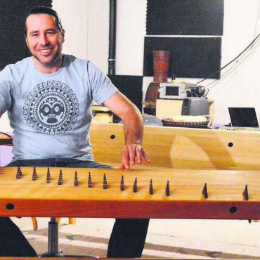 Einer von ganz wenigen - Ronny Wyssmüller spielt an seinem selbst gebauten «KoTaMo», einem Instrument, das sich aus der Tanpura, dem Koto und dem Monochord zusammensetzt. Bild: Celeste Blanc