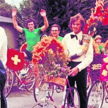 Das Jahrhundert ist voll - An festlichen Anlässen mit Blumencorsos gehörte der Velo-Moto-Club Muri immer dazu. Bild: zg