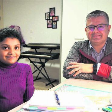 Sie hat sich hohe Ziele gesteckt - Ahana (11) aus Oberrüti hat sich hohe Ziele gesteckt: Sie möchte Ärztin werden. Damit das klappt, hilft ihr der Freiwillige Winfried Trippel bei ihren schulischen Zielen – und das bereits seit einem Jahr. Bild: zg