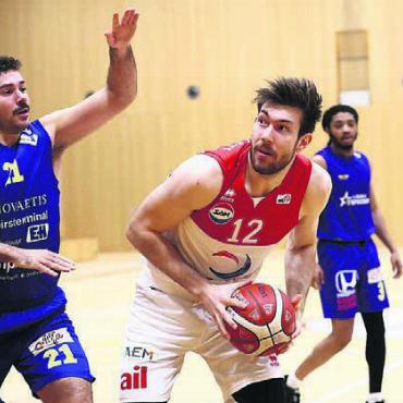 Grosser Mann will hoch hinaus - Laurent Zoccoletti (rechts) im Spiel von Massagno gegen Basel (November 2022).