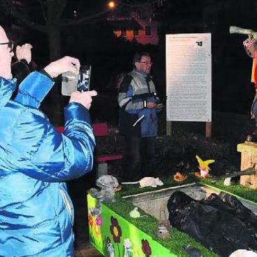 73er lassen die Mäuse tanzen - Die Güüggibrunnen-Figur war an diesem Abend ein beliebtes Fotosujet.