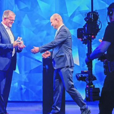«Ein weiterer Meilenstein für uns» - Glücklicher Abnehmer: Carsten Diekmann (l.) nimmt für die Georg Utz AG den Unternehmerpreis entgegen. Bild: zg