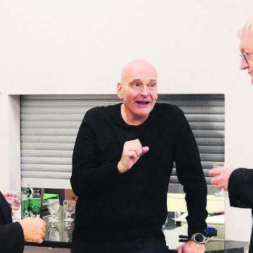 Weisheit für das Kommende - An diesem Abend stand das Gesellige im Vordergrund: Evelyn Pfister, Roger Cébe und Peter Hochuli (von links). Bild: Celeste Blanc